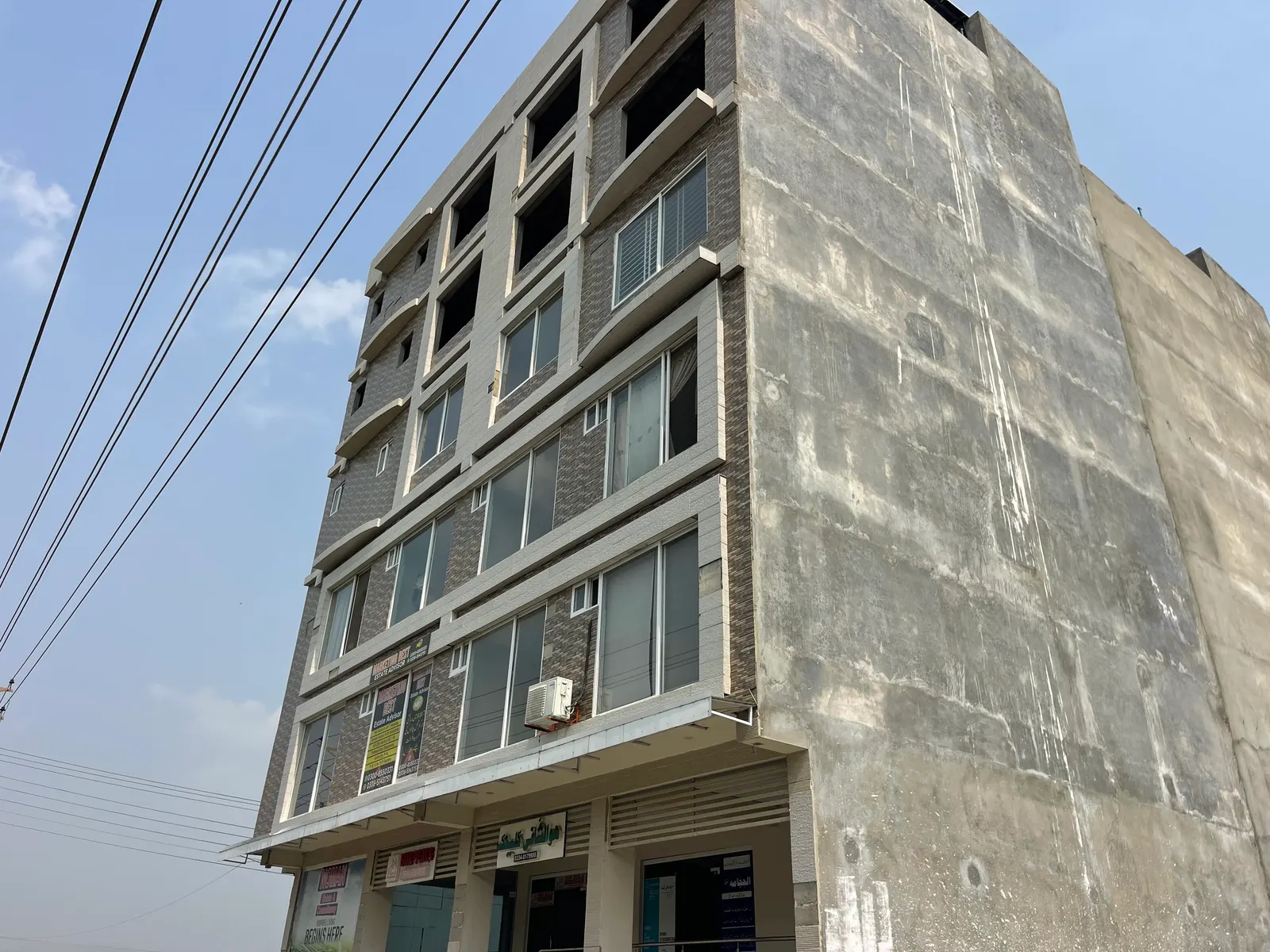 AH Arcade seen from the boulevard, upper-floor apartments under finishing